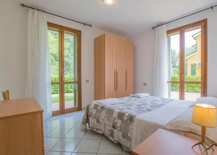 Дом отдыха 3 Bedroom Awesome In Albarella Ro