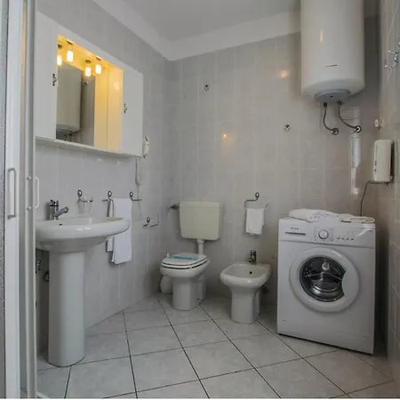 3 Bedroom Awesome In Albarella Ro 이솔라 알바렐라