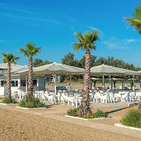 Holiday home Beautiful In Albarella Ro With Kitchen